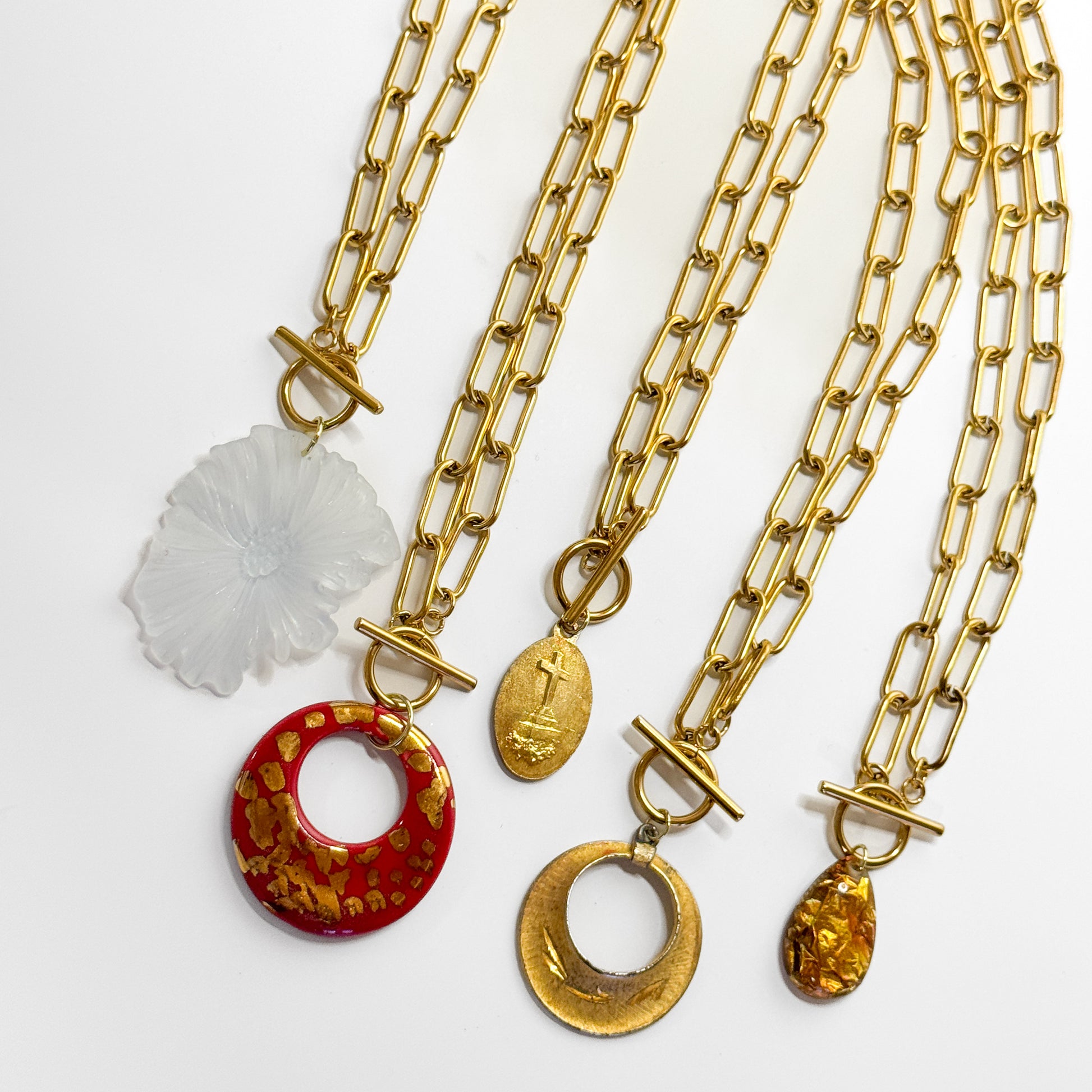 HOT GIRL CHAINS (gold) White Frosted Lucite Flower